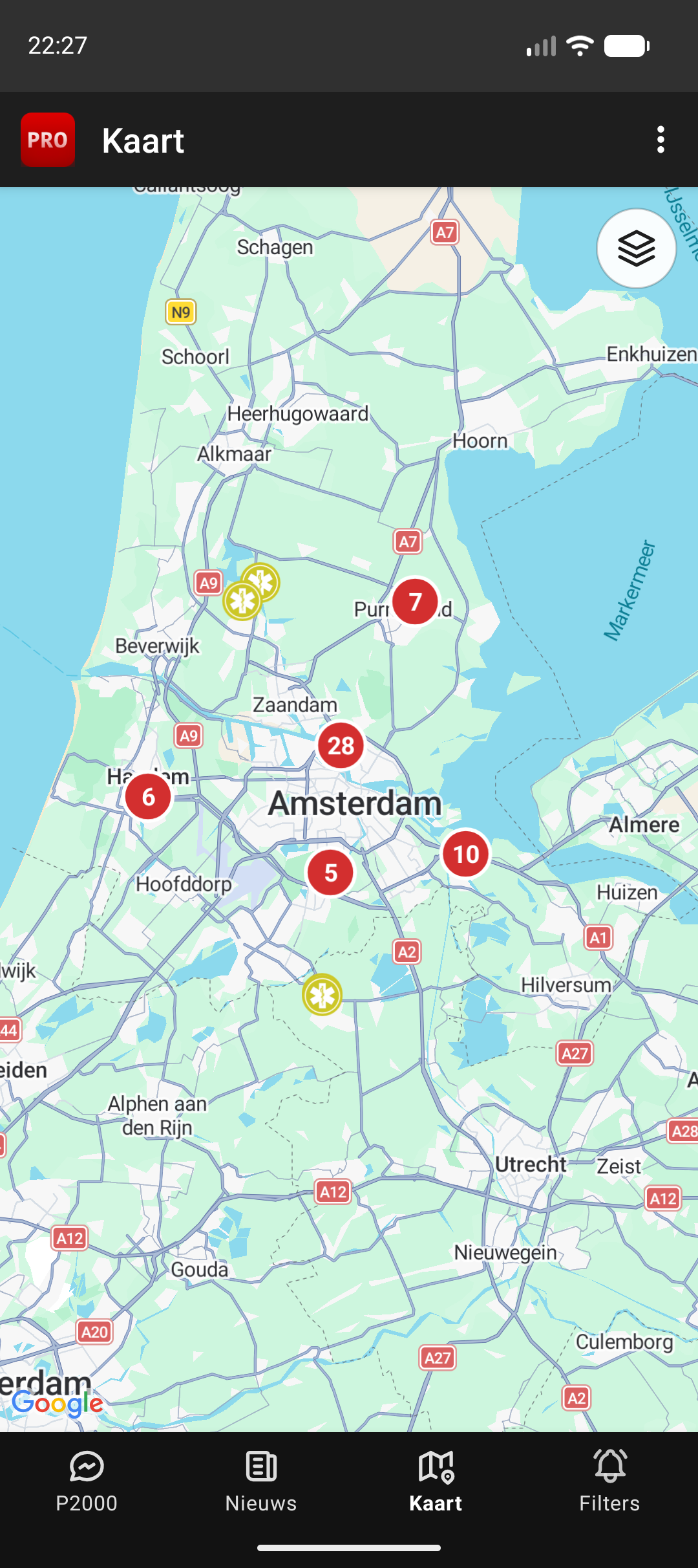 Kaart-tabblad met geclusterde meldingen als rode cirkels met een aantal, en losse pins per hulpdienst