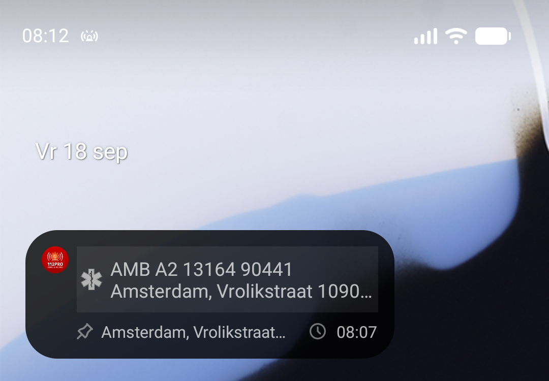 De 3×1-widget op een startscherm, met het icoon van de hulpdienst, de melding, de locatie en het tijdstip